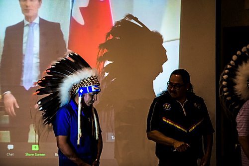 MIKAELA MACKENZIE / WINNIPEG FREE PRESS

Witnesses line up after signing at a virtual joint signing ceremony in Winnipeg on Thursday, June 18, 2020. 
Winnipeg Free Press 2020.