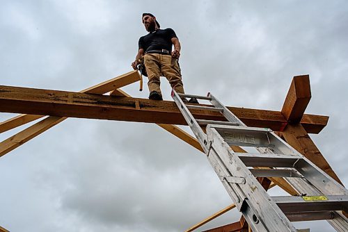 JESSE BOILY  / WINNIPEG FREE PRESS
Jonathan Osterhout works on Ricky Brars backyards gazebo on Thursday.  Brar has found it difficult to find landscapers to finish his backyard on his new home. Thursday, June 18, 2020.
Reporter: Kellen Taniguchi