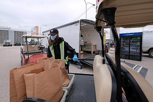 SHANNON VANRAES / WINNIPEG FREE PRESS
Ashley McFadden delivers popcorn to movie goers on June 18, 2020.