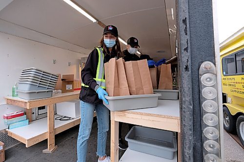 SHANNON VANRAES / WINNIPEG FREE PRESS
Ashley McFadden delivers popcorn to movie goers on June 18, 2020.