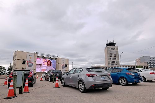 SHANNON VANRAES / WINNIPEG FREE PRESS
A partnership between AVentPro, CAA Manitoba and the Winnipeg Airport Authority has brought a drive-in movie theatre to an airport parking lot. Motorists watched Night at the Museum on June 18, 2020.