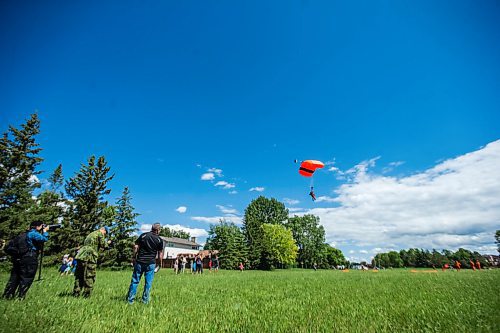 MIKAELA MACKENZIE / WINNIPEG FREE PRESS

Military search and rescue technicians from 435 Transport and Rescue Squadron conduct a parachute demonstration in honour of front line workers into Sturgeon Creek Park in Winnipeg on Friday, June 19, 2020.  Standup.
Winnipeg Free Press 2020.