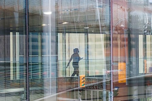 MIKAELA MACKENZIE / WINNIPEG FREE PRESS

People walk through the skywalk at True North Square in Winnipeg on Monday, June 22, 2020.  For Melissa story.
Winnipeg Free Press 2020.