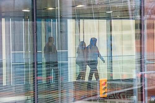 MIKAELA MACKENZIE / WINNIPEG FREE PRESS

People walk through the skywalk at True North Square in Winnipeg on Monday, June 22, 2020.  For Melissa story.
Winnipeg Free Press 2020.