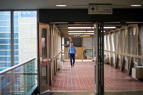 MIKAELA MACKENZIE / WINNIPEG FREE PRESS

People walk through the skywalk at Garry Street and Graham Avenue in Winnipeg on Monday, June 22, 2020.  For Melissa story.
Winnipeg Free Press 2020.