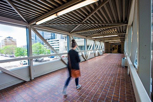 MIKAELA MACKENZIE / WINNIPEG FREE PRESS

People walk through the skywalk at Garry Street and Graham Avenue in Winnipeg on Monday, June 22, 2020.  For Melissa story.
Winnipeg Free Press 2020.