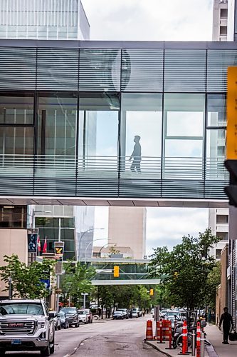 MIKAELA MACKENZIE / WINNIPEG FREE PRESS

People walk through the skywalk at True North Square in Winnipeg on Monday, June 22, 2020.  For Melissa story.
Winnipeg Free Press 2020.