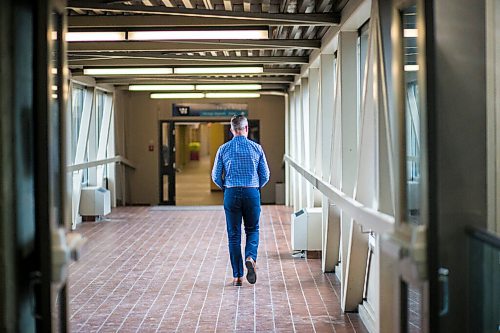 MIKAELA MACKENZIE / WINNIPEG FREE PRESS

People walk through the skywalk at Garry Street and Graham Avenue in Winnipeg on Monday, June 22, 2020.  For Melissa story.
Winnipeg Free Press 2020.