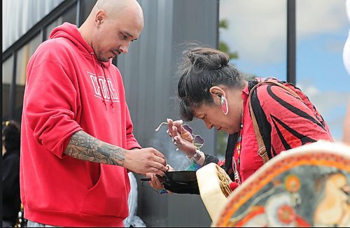 RUTH BONNEVILLE / WINNIPEG FREE PRESS

Local - Standup Medicine Walk for National Indigenous People's Day 


Indigenous Vision for the North End members hold a medicine walk which started with a smudge at Ma Mawi Wi Chi Itata Centre at 445 King Street for National Indigenous People's Day Monday.  The members offered medicine bundles and tobacco to community members along the walk.

Darren McIvor, spokesperson for the group offered  smudge to Gayle Pruden with Ma Mawi Wi Chi Itata Centre at the start of event.  

June 22,  2020