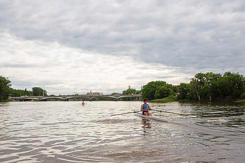 MIKE DEAL / WINNIPEG FREE PRESS
Ethan McClymont and Zoe Adam on the Red River getting a practice on the water early Tuesday morning at the Winnipeg Rowing Club.
See Pandemic feature by Mike Sawatzky.
200623 - Tuesday, June 23, 2020.