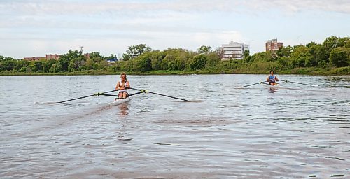 MIKE DEAL / WINNIPEG FREE PRESS
Zoe Adam (left) and Ethan McClymont on the Red River getting a practice on the water early Tuesday morning at the Winnipeg Rowing Club.
See Pandemic feature by Mike Sawatzky.
200623 - Tuesday, June 23, 2020.