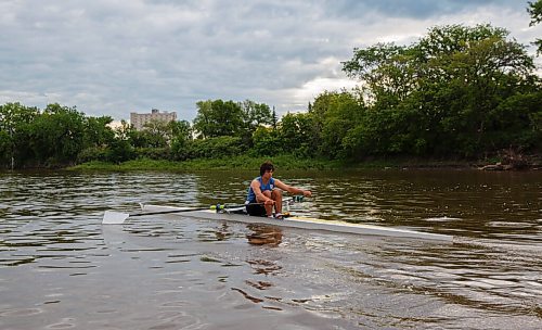 MIKE DEAL / WINNIPEG FREE PRESS
Ethan McClymont on the Red River getting a practice on the water early Tuesday morning at the Winnipeg Rowing Club.
See Pandemic feature by Mike Sawatzky.
200623 - Tuesday, June 23, 2020.