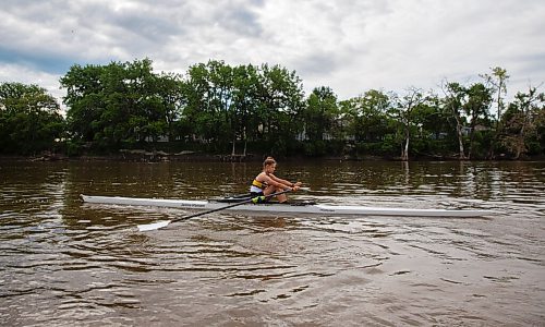 MIKE DEAL / WINNIPEG FREE PRESS
Zoe Adam on the Red River getting a practice on the water early Tuesday morning at the Winnipeg Rowing Club.
See Pandemic feature by Mike Sawatzky.
200623 - Tuesday, June 23, 2020.