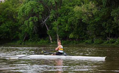 MIKE DEAL / WINNIPEG FREE PRESS
Zoe Adam on the Red River getting a practice on the water early Tuesday morning at the Winnipeg Rowing Club.
See Pandemic feature by Mike Sawatzky.
200623 - Tuesday, June 23, 2020.