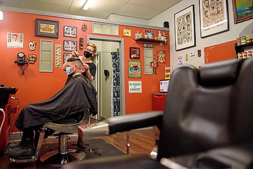 JESSE BOILY  / WINNIPEG FREE PRESS
Angela Ward cuts the hair of a patron, Bryce Brickwood in the downtown Selkirk store on Tuesday. Steve shares the space with his wife Angela Ward who runs a barber shop at the back of the store.  Tuesday, June 23, 2020.
Reporter: Dave Sanderson