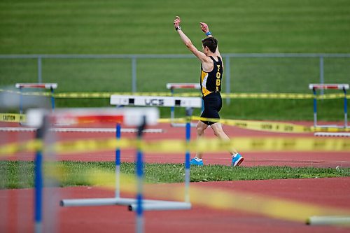 JOHN WOODS / WINNIPEG FREE PRESS
A University of Manitoba (U of M) Bison athlete trains at the COVID-19 modified zone training track at the U of M in Winnipeg Tuesday, June 23, 2020. 

Reporter: Allen