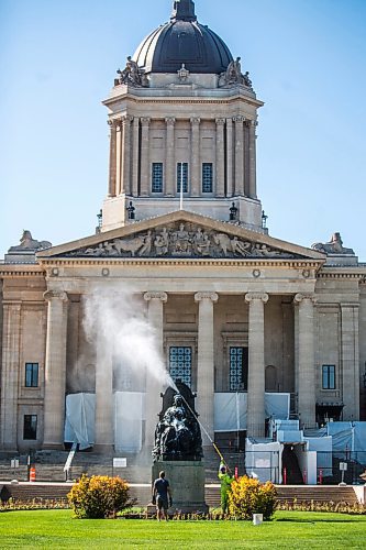 MIKAELA MACKENZIE / WINNIPEG FREE PRESS

White paint is removed from the Queen Victoria statue in front of the Manitoba Legislative Building in Winnipeg on Wednesday, June 24, 2020. Standup.
Winnipeg Free Press 2020.