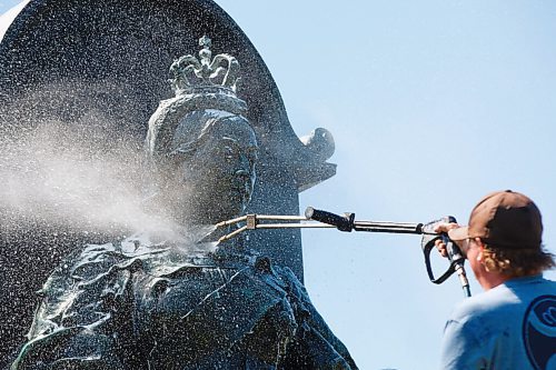 MIKE DEAL / WINNIPEG FREE PRESS
yan Decruyenaere with Winnipeg Graffiti Control removes white paint from the Queen Elizabeth statue in front of the Manitoba Legislative Building in Winnipeg.
200624 - Wednesday, June 24, 2020.