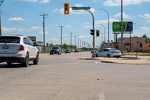 JESSE BOILY  / WINNIPEG FREE PRESS
Painted lane markers are heavily faded at Provencher and Archibald on Wednesday. City councillor Shawn Nason put a motion forward saying that the faded lines can create a safety risk. Wednesday, June 24, 2020.
Reporter: Joyanne