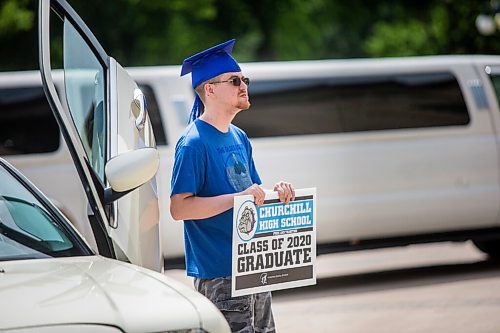 MIKAELA MACKENZIE / WINNIPEG FREE PRESS

Jonathan Adams, Churchill High School grad, gets professional photos taken with a limo for free at the Manitoba Legislative Building in Winnipeg on Thursday, June 25, 2020. 
Winnipeg Free Press 2020.