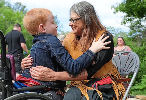 RUTH BONNEVILLE / WINNIPEG FREE PRESS

Local - LOCAL - bison statue


Local artist Val Vint gets a warm hug and kiss from her grandson, Isaac Vint (10yrs), at the official unveiling Val Vints public art Education is the New Bison at South Point bear The Forks on Thursday. ?

.June 25,  2020