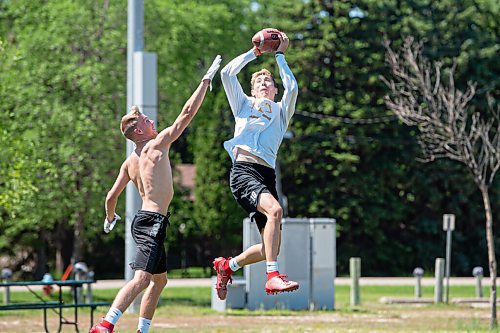 Mike Sudoma / Winnipeg Free Press
Oak Park Wide Receiver, Justice Flett, soars above fellow wide receiver, Damien Jacobs defence as they practice alongside other team members in the heat at Charleswood Broncos Club Field Friday afternoon
June 26, 2020