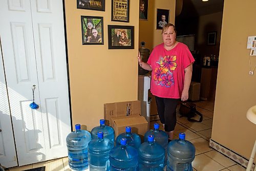 JESSE BOILY  / WINNIPEG FREE PRESS
Leslie Carey with her many bottles of clean water at her home after construction outside of it has caused smelly water from the tap on Friday. The bad smelling water has caused her to need to get bottled water to drink and clean with, as she cant do dishes, laundery or shower with the current tap water.  Friday, June 26, 2020.
Reporter: Gabby