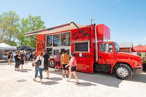 Mike Sudoma / Winnipeg Free Press
St Norbert Farmers Market goers line up to order pizza from The Red Ember food truck Saturday morning
June 27, 2020