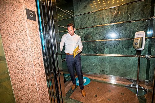 MIKAELA MACKENZIE / WINNIPEG FREE PRESS

Stefano Amato takes the elevator at 201 Portage, with new COVID-19 measures in place, in Winnipeg on Monday, June 29, 2020. For Gabrielle Piche story.
Winnipeg Free Press 2020.