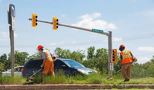 MIKE DEAL / WINNIPEG FREE PRESS
Traffic at the intersection of St. Mary's Road and the Perimeter Hwy Monday afternoon. Infrastructure Minister Ron Schuler announced that the province is planning to construct a new interchange to improve safety and the flow of traffic at the intersection of the Perimeter Hwy and St. Marys Road, using money from the $500-million Manitoba Restart Program. 
200629 - Monday, June 29, 2020.