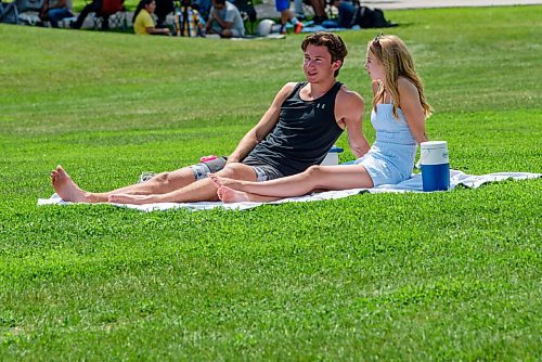 JESSE BOILY  / WINNIPEG FREE PRESS
Luc Deleau, left, and Kamryn Sigvaldason soaking the sun on Winnipegs over 30 degC heat at Assiniboine park on Monday. Monday, June 29, 2020.
Reporter: STDUP