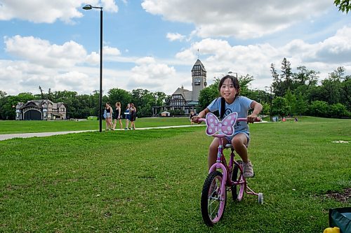 JESSE BOILY  / WINNIPEG FREE PRESS
Lizzie Nguyen, 7, takes a break from her bike ride with Hien Tran on Winnipegs over 30 degC heat at Assiniboine park on Monday. Monday, June 29, 2020.
Reporter: STDUP