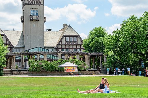 JESSE BOILY  / WINNIPEG FREE PRESS
Luc Deleau, left, and Kamryn Sigvaldason soaking the sun on Winnipegs over 30 degC heat at Assiniboine park on Monday. Monday, June 29, 2020.
Reporter: STDUP