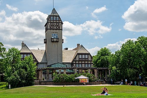 JESSE BOILY  / WINNIPEG FREE PRESS
Luc Deleau, left, and Kamryn Sigvaldason soaking the sun on Winnipegs over 30 degC heat at Assiniboine park on Monday. Monday, June 29, 2020.
Reporter: STDUP