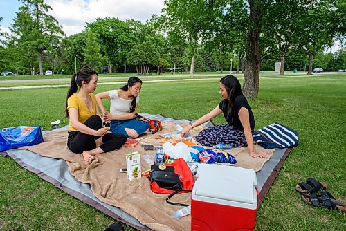 JESSE BOILY  / WINNIPEG FREE PRESS
Janet Truong, left to right, Loren Panaligan, and Fay Fajardo enjoy the warm weather with a picnic at Assiniboine park on Monday. Monday, June 29, 2020.
Reporter: STDUP