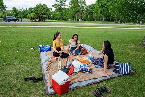 JESSE BOILY  / WINNIPEG FREE PRESS
Janet Truong, left to right, Loren Panaligan, and Fay Fajardo enjoy the warm weather with a picnic at Assiniboine park on Monday. Monday, June 29, 2020.
Reporter: STDUP