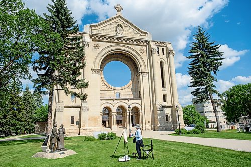 JESSE BOILY  / WINNIPEG FREE PRESS
The artist Lee of Sas-C-Elle designs does their art in the park at St. Boniface 
?Cathedral on Monday. Monday, June 29, 2020.
Reporter: