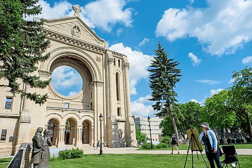 JESSE BOILY  / WINNIPEG FREE PRESS
The artist Lee of Sas-C-Elle designs does their art in the park at St. Boniface 
?Cathedral on Monday. Monday, June 29, 2020.
Reporter: