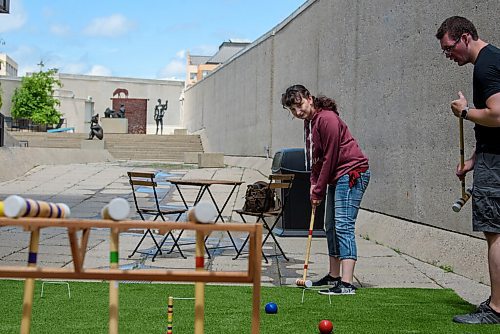 JESSE BOILY  / WINNIPEG FREE PRESS
Jessika Betke, left, and Jonathon Hagin play games and enjoy the newly opened rooftop at the Winnipeg Art Gallery on Wednesday. Wednesday, July 1, 2020.
Reporter: