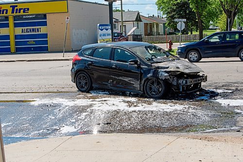 JESSE BOILY  / WINNIPEG FREE PRESS
A car was on fire northbound on McPhillips and Church Ave on Wednesday. Wednesday, July 1, 2020.
Reporter: