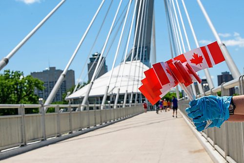 JESSE BOILY  / WINNIPEG FREE PRESS
Canadian flags are handed out at Provencher bridge on Wednesday. Wednesday, July 1, 2020.
Reporter: