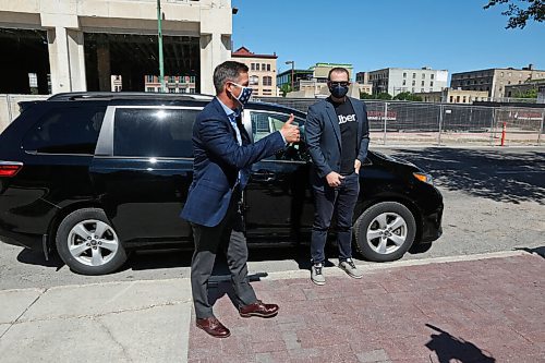 MIKE DEAL / WINNIPEG FREE PRESS
Winnipeg Mayor Brian Bowman arrived via Uber driven by Michael van Hemman, Head of City Operations for Uber in Canada for the announcement that the ride sharing service is open for business in Winnipeg as of today. 
200707 - Tuesday, July 7, 2020.