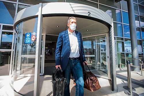 MIKAELA MACKENZIE / WINNIPEG FREE PRESS

Premier Brian Pallister, wearing a mask, arrives from Toronto at the Winnipeg James Armstrong Richardson International Airport in Winnipeg on Tuesday, July 7, 2020. 
Winnipeg Free Press 2020.