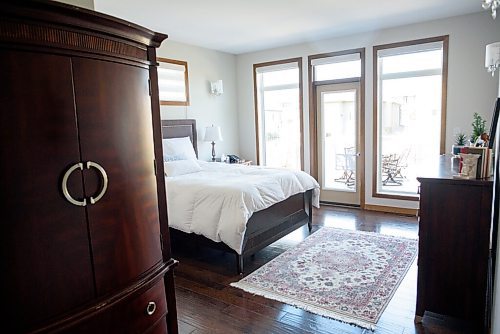 JESSE BOILY  / WINNIPEG FREE PRESS
The master bedroom at 99 Lake Bend Road in Bridgewater on Monday. Monday, July 6, 2020.
Reporter: Todd Lewys