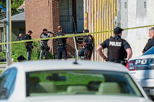 JESSE BOILY  / WINNIPEG FREE PRESS
Police respond to a suspected standoff at Selkirk and Parr on Friday. Friday, July 10, 2020.
Reporter: