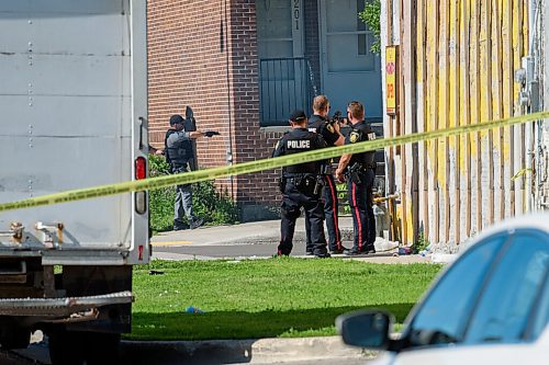 JESSE BOILY  / WINNIPEG FREE PRESS
Police respond to a suspected standoff at Selkirk and Parr on Friday. Friday, July 10, 2020.
Reporter: