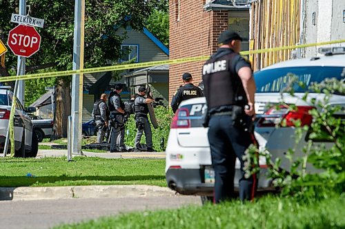 JESSE BOILY  / WINNIPEG FREE PRESS
Police respond to a suspected standoff at Selkirk and Parr on Friday. Friday, July 10, 2020.
Reporter: