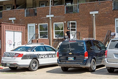 JESSE BOILY  / WINNIPEG FREE PRESS
Police respond to a suspected standoff at Selkirk and Parr on Friday. Friday, July 10, 2020.
Reporter: