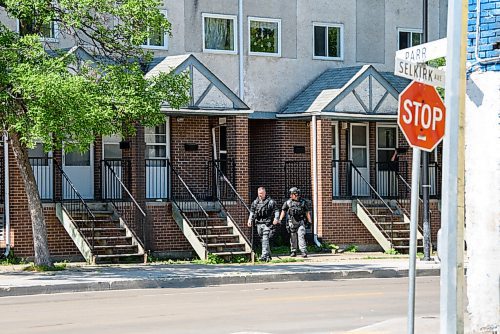 JESSE BOILY  / WINNIPEG FREE PRESS
Police respond to a suspected standoff at Selkirk and Parr on Friday. Friday, July 10, 2020.
Reporter: