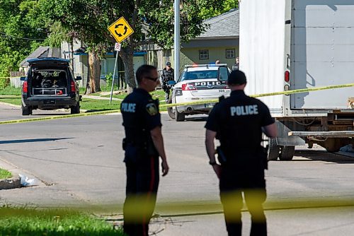 JESSE BOILY  / WINNIPEG FREE PRESS
Police respond to a suspected standoff at Selkirk and Parr on Friday. Friday, July 10, 2020.
Reporter: